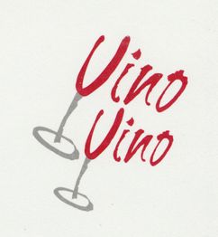 Schriftzug "Vino Vino" in Rot mit stilisierten Weingläsern im Hintergrund.