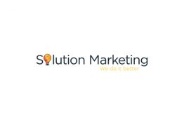 Logo "Solution Marketing" mit Glühbirne als "o", Slogan: "We do it better".