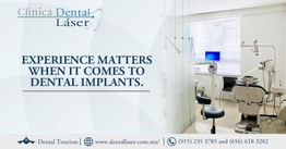 Consultorio dental moderno con equipo, texto sobre experiencia en implantes dentales.