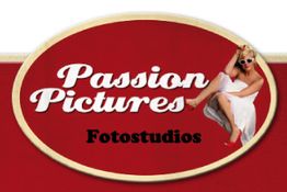 Rotes Logo "Passion Pictures Fotostudios" mit Frau in weißem Kleid und roten Schuhen.