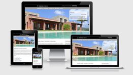 Dispositivos muestran una página web de casa moderna con piscina, visibles en móvil, tablet y PC.