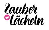Schwarzer Schriftzug "Zauber ein Lächeln" mit rosa Kreis um "ein" auf weißem Hintergrund.
