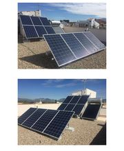 Paneles solares sobre un techo bajo un cielo despejado.