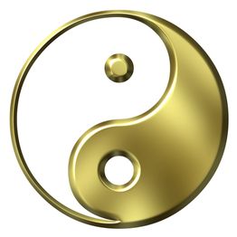 Goldenes Yin-Yang-Symbol mit kreisförmigem Design auf weißem Hintergrund.