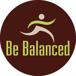 Logo mit braunem Hintergrund, grüner Schrift "Be Balanced" und stilisiertem Menschensymbol.