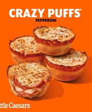 Cuatro bocados de pepperoni en fondo naranja, texto: Crazy Puffs, Little Caesars.