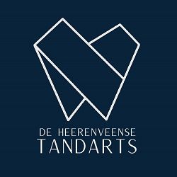 Logo van De Heerenveense Tandarts met gestileerd hart op een donkerblauwe achtergrond.