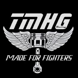 "Schwarz-weißes Logo mit Flügelkolben und Text 'TMHG Racing - Made for Fighters'."