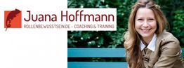 Eine lächelnde Frau sitzt auf einer Bank, neben dem Logo "Juana Hoffmann Coaching & Training".