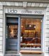 Außenansicht eines kleinen Cafés mit der Aufschrift "Lido coffee-shop".