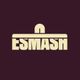 Logo beige con la palabra "ESMASH" sobre un fondo marrón oscuro.