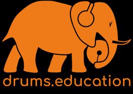 Orange Elefant mit Kopfhörern und Trommel, darunter der Text "drums.education" in Orange.