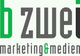 Logo von "bzwei marketing & medien" in Grün und Grau.
