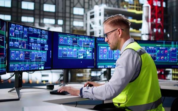 Mitarbeiter an PC bei der Datenauswertung