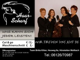 Friseursalon-Team mit Werkzeugen und Preisliste, "Haar-Scharf" Logo, Öffnungszeiten und Kontaktinfo.