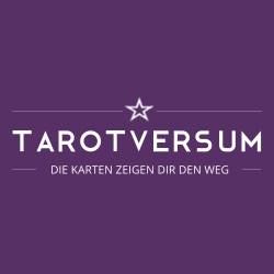 Lila Hintergrund, weißer Text: "TAROTVERSUM" mit Sternsymbol, "Die Karten zeigen dir den Weg".