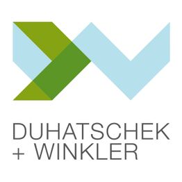 Logo mit grün-blauen geometrischen Formen, darunter der Text "DUHATSCHEK + WINKLER".