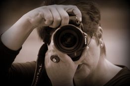 Person hält eine Kamera und macht ein Foto.