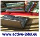 Laptop auf Holztisch mit bunten Kissen im Hintergrund. Unten steht: www.active-jobs.eu.