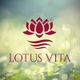 Logo mit rotem Lotusblüte und Schriftzug "LOTUS VITA" auf verschwommenem, sonnigem Hintergrund.