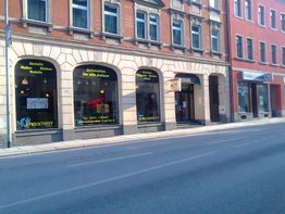 Geschäftsfront mit großen Fenstern; Schriftzüge für Basteln, Dekorationen und Stricktreff.