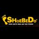 Gelbes "SHOEBeDO"-Logo auf schwarzem Hintergrund, mit einem kleinen Fußabdruck links.