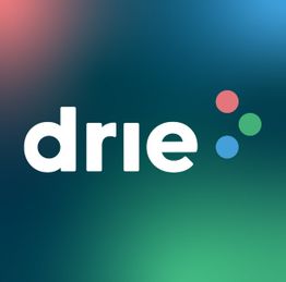 "Tekst 'drie' met drie gekleurde stippen op een blauwe achtergrond."
