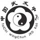 Kreislogo mit Yin-Yang-Symbol und Texten: TaiChi, WingChun, JKD, Kali in Blume und chinesischen Zeichen.