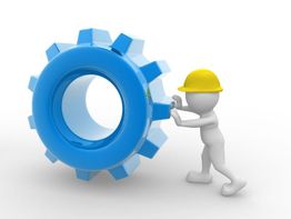 3D-Figur mit gelbem Helm schiebt ein großes, blaues Zahnrad auf weißem Hintergrund.