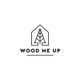 Logo mit stilisiertem Baum in geometrischem Haus, darunter Text: "WOOD ME UP".