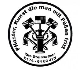 Rundes Logo mit Werkzeugen und Text: "Pflaster, Kunst die man mit Füßen tritt. Die Steinsetzer."