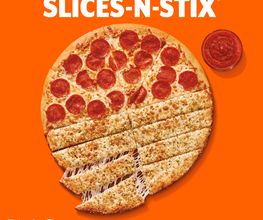 Pizza mitad pepperoni, mitad pan de queso. Texto: "Slices-N-Stix". Salsa a un lado. Fondo naranja.