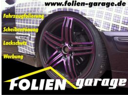 Auto mit gemustertem Design und lila Felgen. Text: Fahrzeugfolierung, Lackschutz, Werbung.