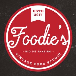 Logo redondo vermelho com texto "Foodie's, Rio de Janeiro, Vintage Food Studio, estd 2017".