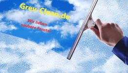 Hand wischt Fenster sauber, Himmel im Hintergrund, Text: "Grev-Clean.de - Wir lieben saubere Fenster".