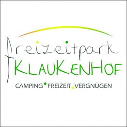 Freizeitpark Klaukenhof Logo, grüner und oranger Text, mit "Camping, Freizeit, Vergnügen".