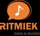 Oranje muzieknoot in een tekstballon, met de tekst: “Ritmiek Dans & Muziek” op zwarte achtergrond.