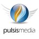 Blau-goldenes Logo mit Flügeln, darunter der Schriftzug "pulsismedia".