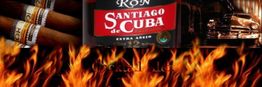 Zigarren, Rumflasche "Santiago de Cuba", Auto, Flammen im Vordergrund.