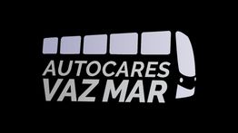 Logo de "Autocares Vaz Mar", con diseño de autobús en fondo negro.