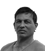 Schwarz-weiß Porträt eines Mannes in einem T-Shirt mit neutralem Gesichtsausdruck.