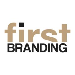 Textlogo mit der Aufschrift "first BRANDING" in Braun und Schwarz.