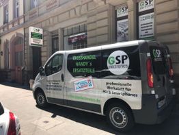 Lieferwagen von GSP Electronics, Handy-Ersatzteile und Werkstatt für PCs auf einer Straße.