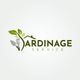 Logo avec outils de jardinage, feuilles, et texte "Jardinage Service" sur fond blanc.