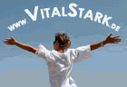 Person mit ausgestreckten Armen vor blauem Himmel, Schriftzug "www.vitalstark.de" oben.