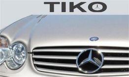 Voorkant van een zilverkleurige Mercedes-Benz auto met TIKO-logo erboven.