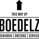 Pijl omhoog, tekst: "This Way Up", "BOEDELZ", "Senioren Ontzorg Service".