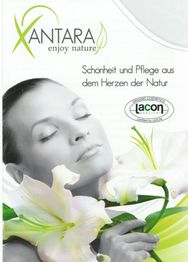 Frau genießt Natur, weiße Lilien, XANTARA Logo; Text: "Schönheit und Pflege aus dem Herzen der Natur".