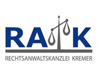 Logo der Rechtsanwaltskanzlei Kremer mit blauen Buchstaben und einer grauen Waage als Symbol.