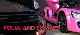 Schwarzes Auto mit Flammen und pinkes Auto mit Flügeltür neben "Folia and Flames"-Schriftzug.
